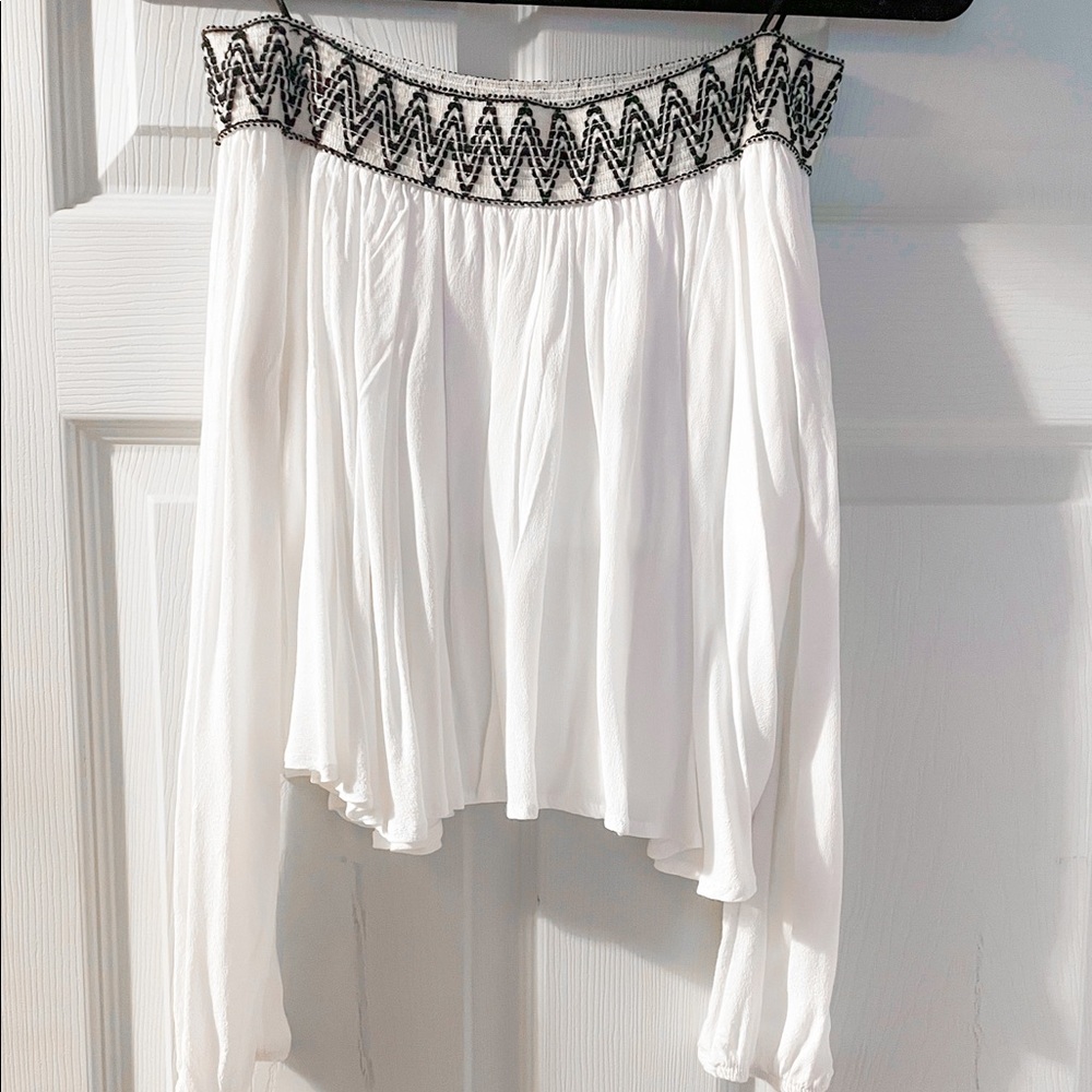 Flowy Off Shoulder Crop Top w. Black Neckline